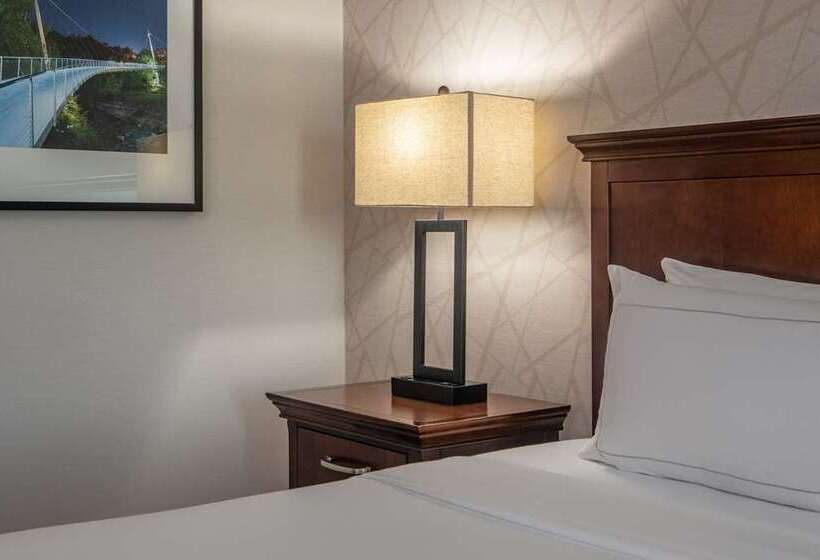 جناح, Hilton Naples