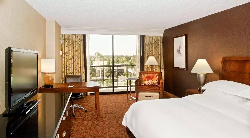 اتاق اجرایی با تخت بزرگ, Hilton Orange County/costa Mesa