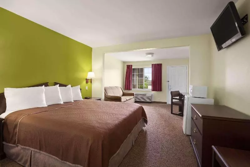 キングサイズベッドのスタンダードルーム, Howard Johnson By Wyndham Grand Prairie Near Lone Star Park