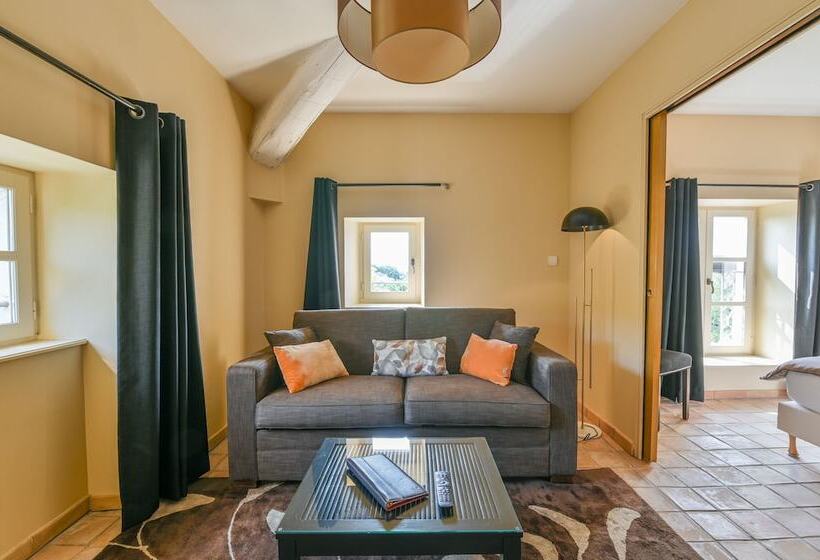 جناح جونيور, Villa Augusta