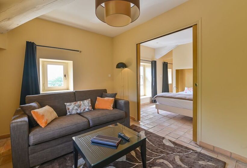 جناح جونيور, Villa Augusta