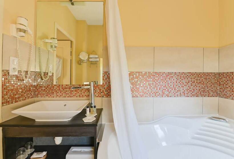 جناح جونيور, Villa Augusta