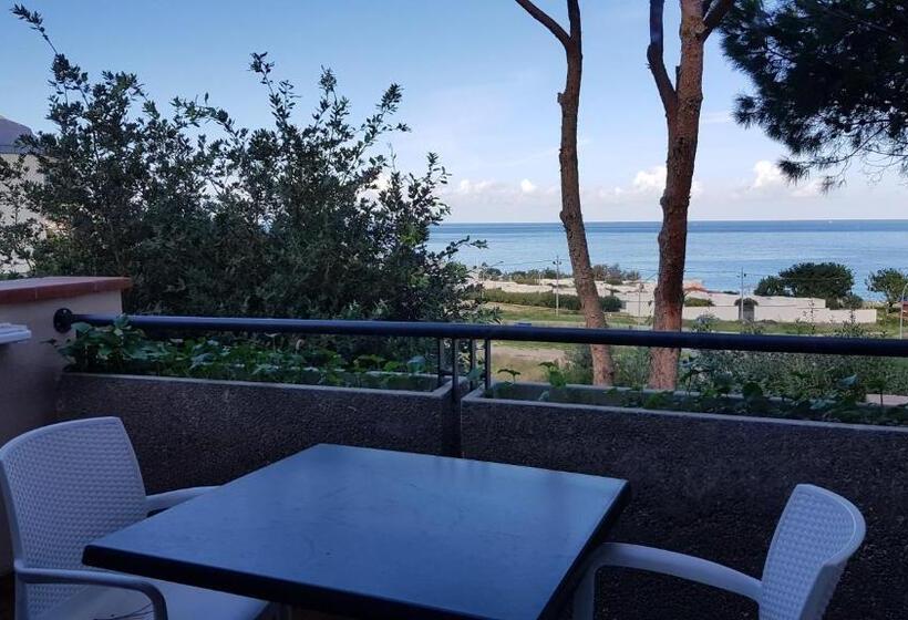 דירת חדר, Addaura Village E Congressi