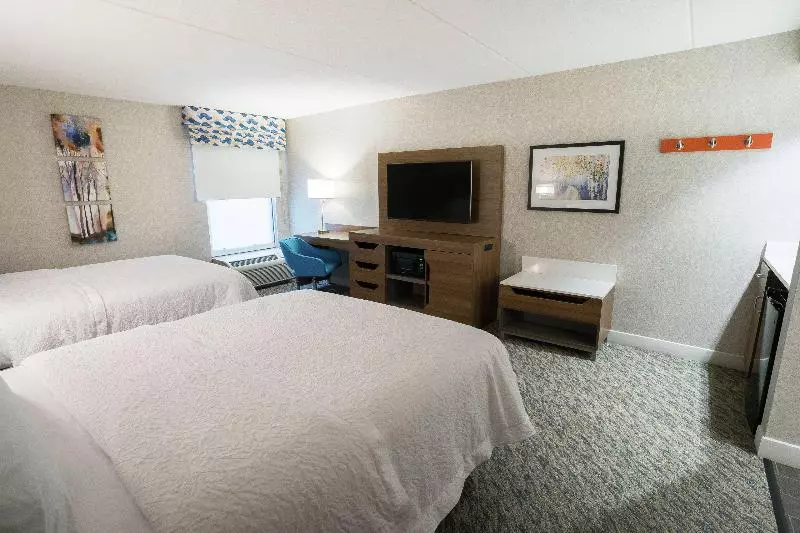 キングサイズベッドのスタンダードルーム, Hampton Inn Clarks Summit