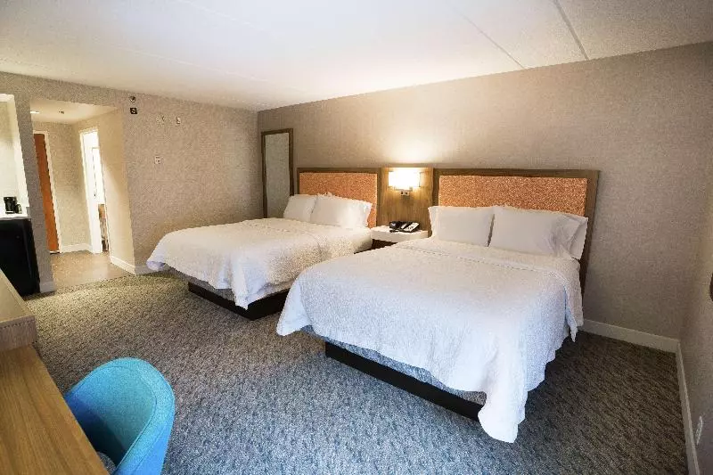 キングサイズベッドのスタンダードルーム, Hampton Inn Clarks Summit