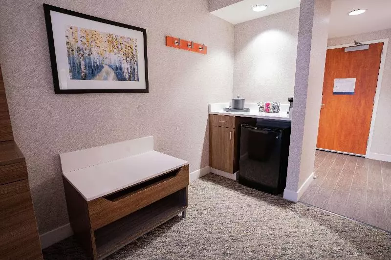 キングサイズベッドのスタンダードルーム, Hampton Inn Clarks Summit