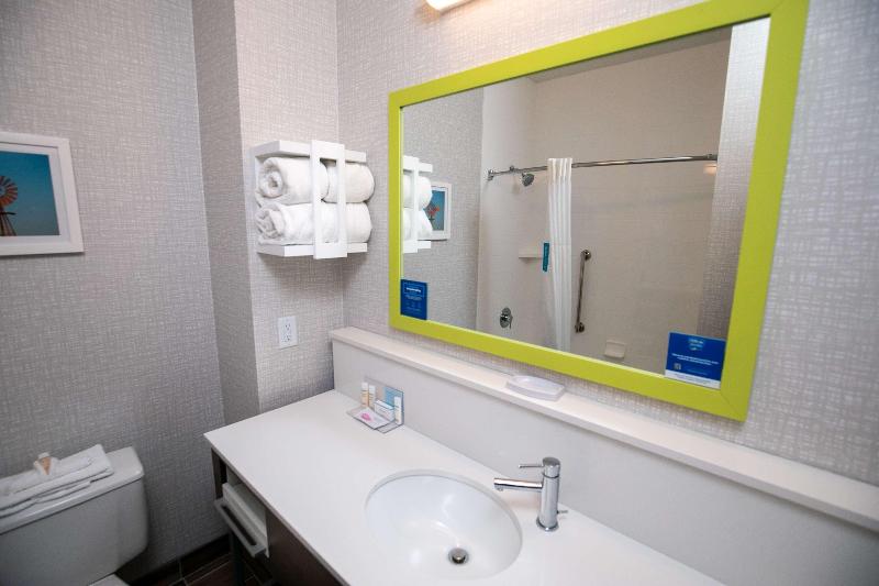 غرفة قياسية سرير كينج لذوى الإحتياجات الخاصة, Hampton Inn Pickwick Damat Shiloh Falls