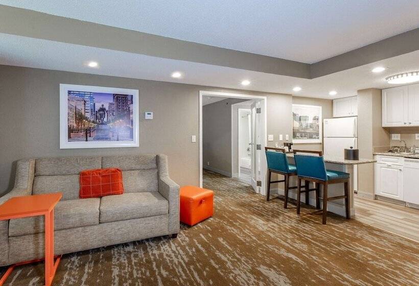 스위트, Hampton Inn & Suites Raleigh Cary Lenovo Center
