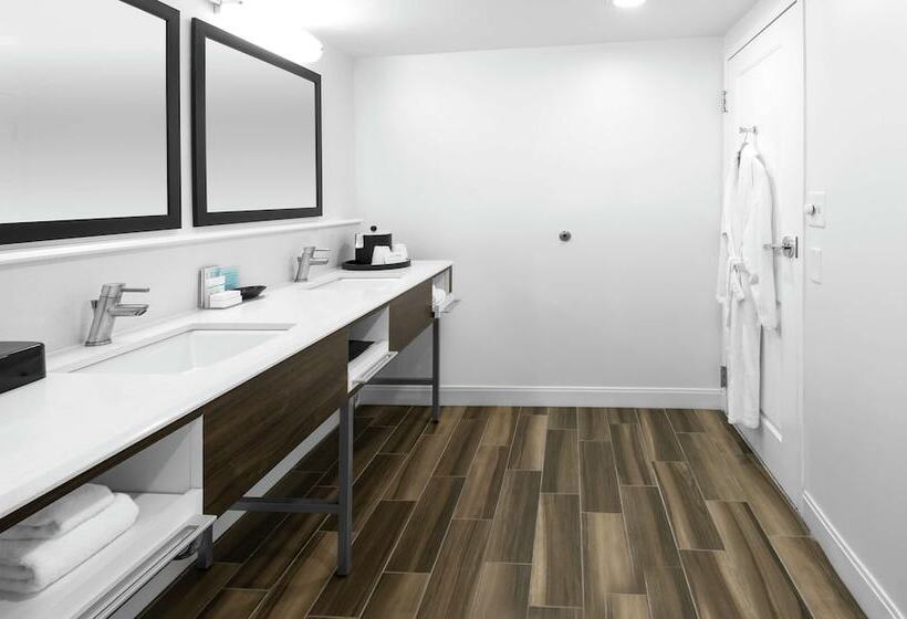 جناح, Hampton Inn & Suites Raleigh Cary Lenovo Center