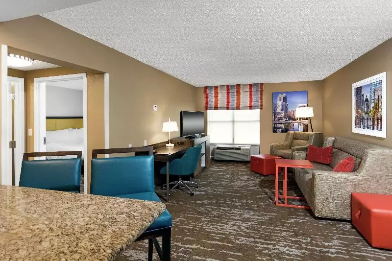 سوئیت با تخت بزرگ, Hampton Inn & Suites Raleigh Cary Lenovo Center