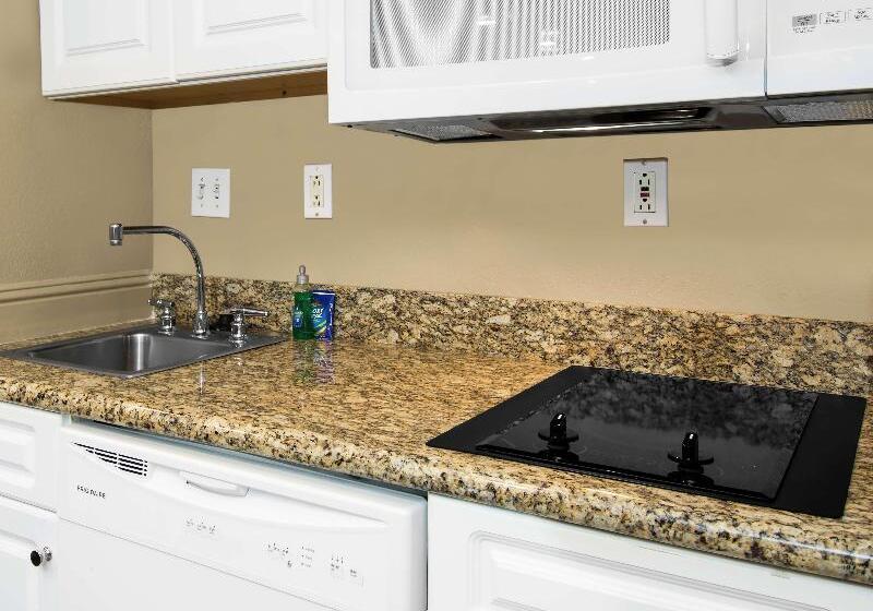 جناح, Hampton Inn & Suites Raleigh Cary Lenovo Center