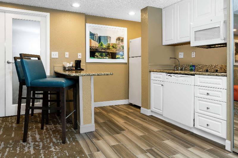 جناح, Hampton Inn & Suites Raleigh Cary Lenovo Center