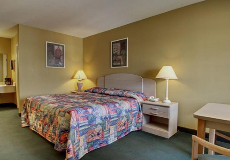 غرفة قياسية سرير كينج لذوى الإحتياجات الخاصة, Key West Inn  Childersburg