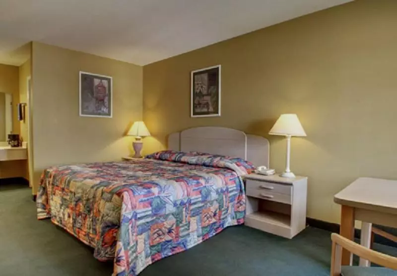 身障者適用キングサイズベッドルーム, Key West Inn  Childersburg