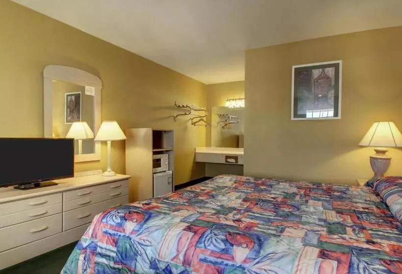 身障者適用キングサイズベッドルーム, Key West Inn  Childersburg