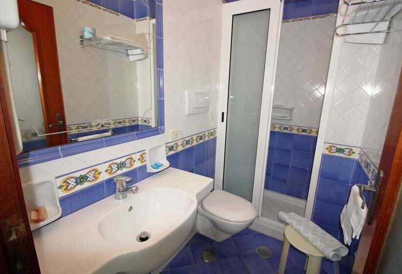 غرفة قياسية ثلاثية, La Certosa