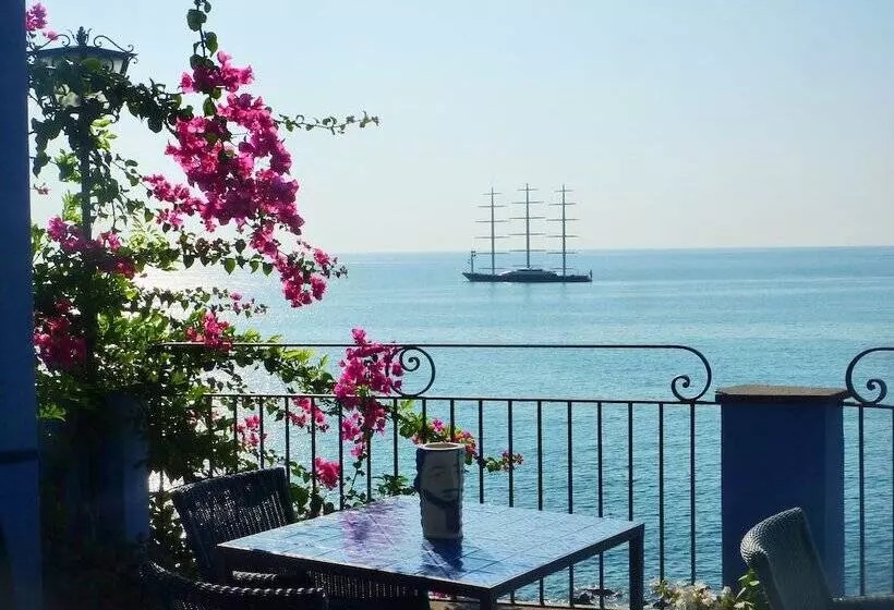 اتاق لوکس با بالکن و چشم‌انداز دریا, Palladio