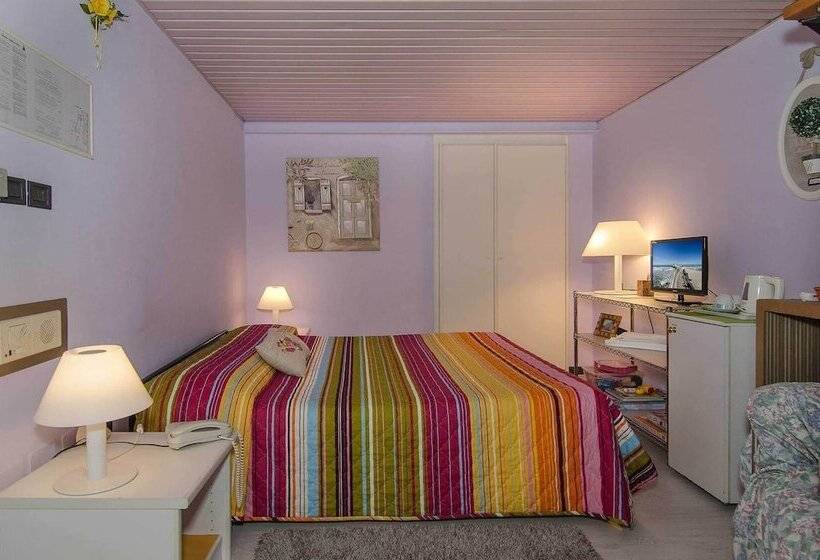 اتاق استاندارد چهار تخته, Rex