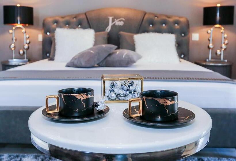 اتاق استاندارد با تخت بزرگ برای معلولان, J Me Boutique Hotel   Adults Only