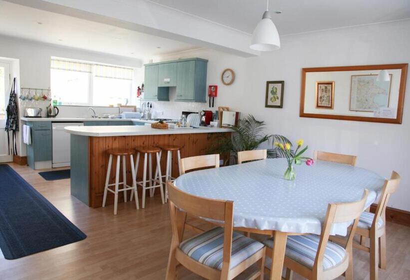 3间卧室的房子, Cnapan Guest House