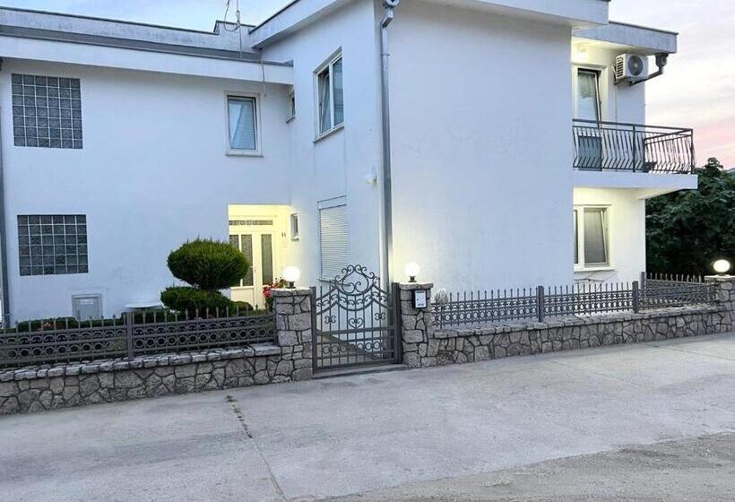 اتاق اکونومی, Kasneci Apartments