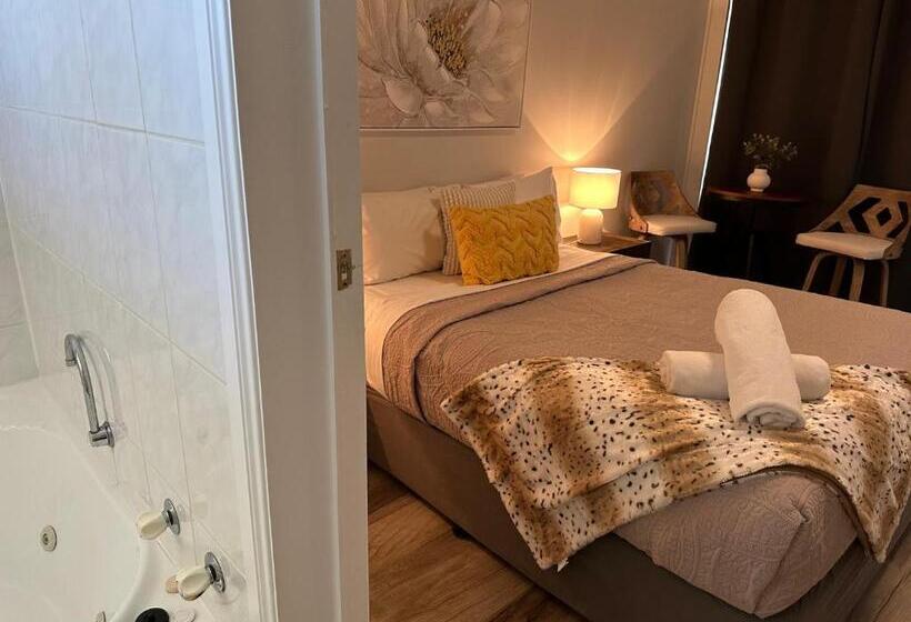 스탠다드 자쿠지 룸, Jackie Howe Motel