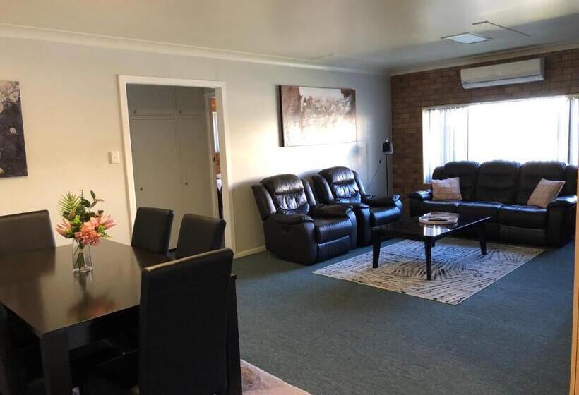 침실 3개 아파트, Jackie Howe Motel