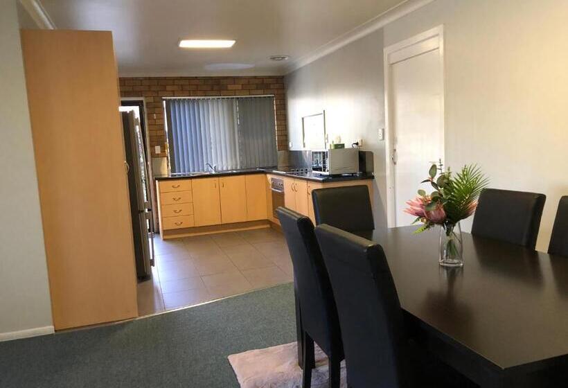 침실 3개 아파트, Jackie Howe Motel