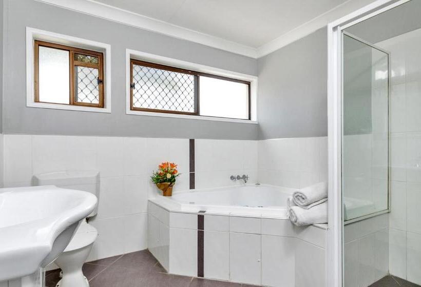 침실 3개 아파트, Jackie Howe Motel