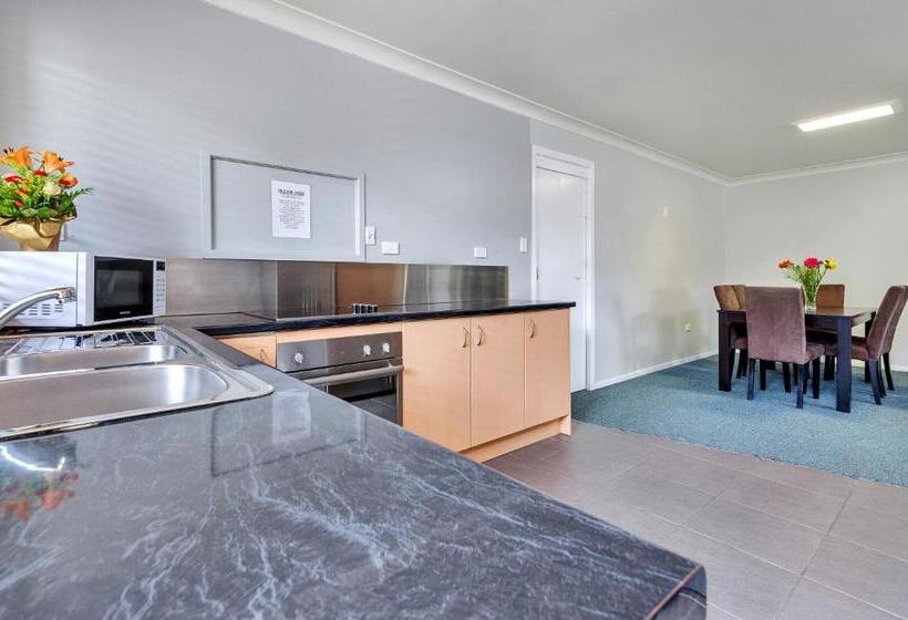 침실 3개 아파트, Jackie Howe Motel