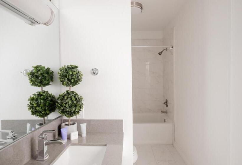 جناح ذو إطلالة, Hollywood Hills