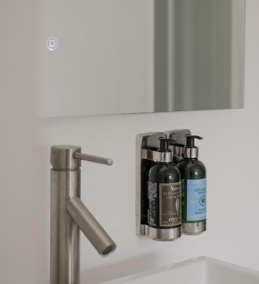 جناح ذو إطلالة, Hollywood Hills