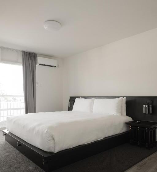 جناح ذو إطلالة, Hollywood Hills