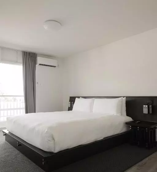 سوئیت با چشم‌انداز, Hollywood Hills
