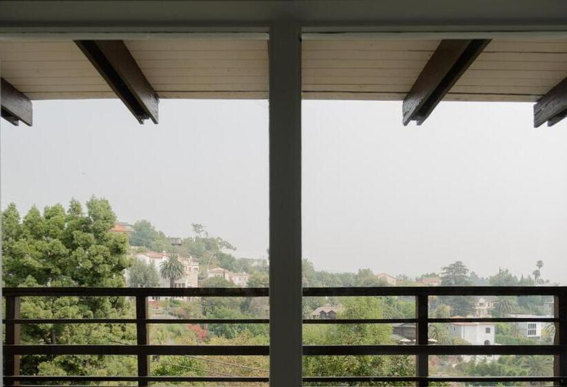 جناح ذو إطلالة, Hollywood Hills