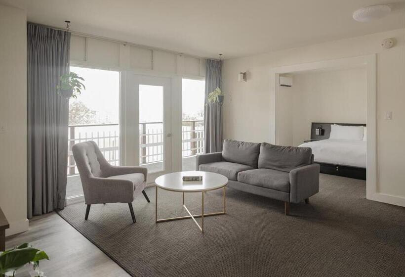 جناح ذو إطلالة, Hollywood Hills