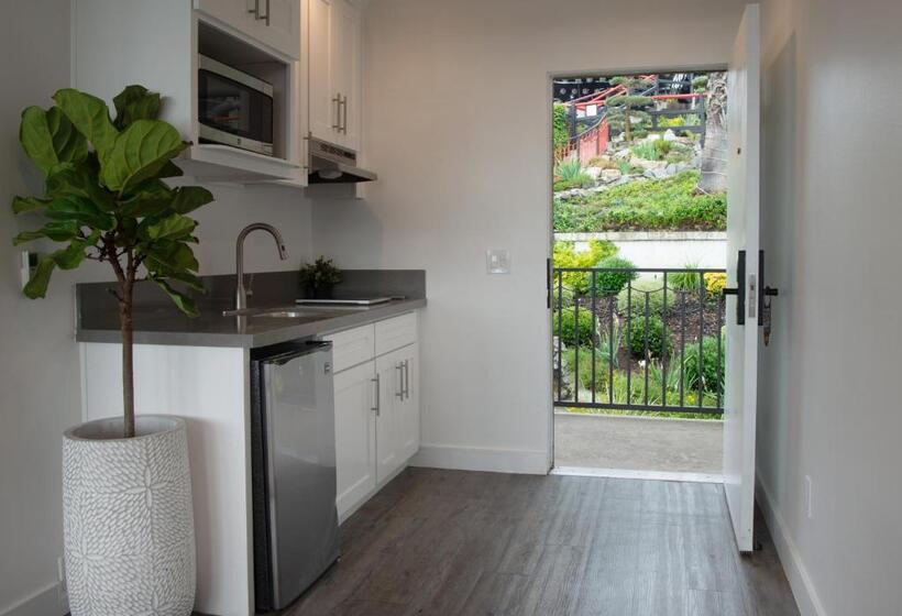 إستوديو قياسى ذو إطلالة, Hollywood Hills