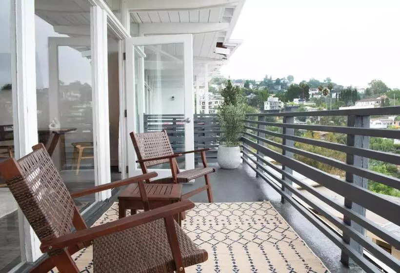 استودیو استاندارد با چشم‌انداز, Hollywood Hills
