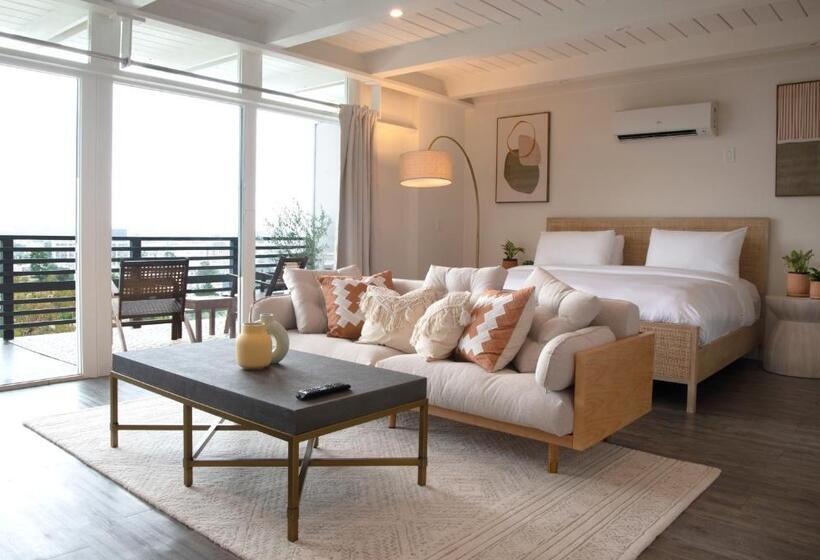 إستوديو قياسى ذو إطلالة, Hollywood Hills