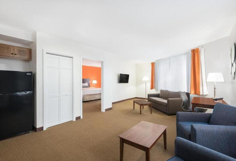 스위트 킹사이즈 침대, Howard Johnson By Wyndham Quincy/ Boston