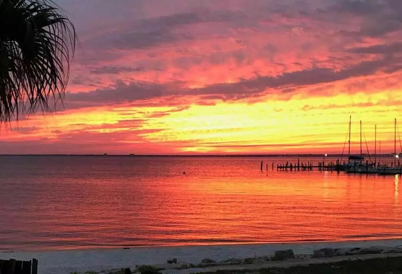 キングサイズベッドのスタンダードルーム, Quality Inn & Suites Gulf Breeze Bayside Near Pensacola Beach