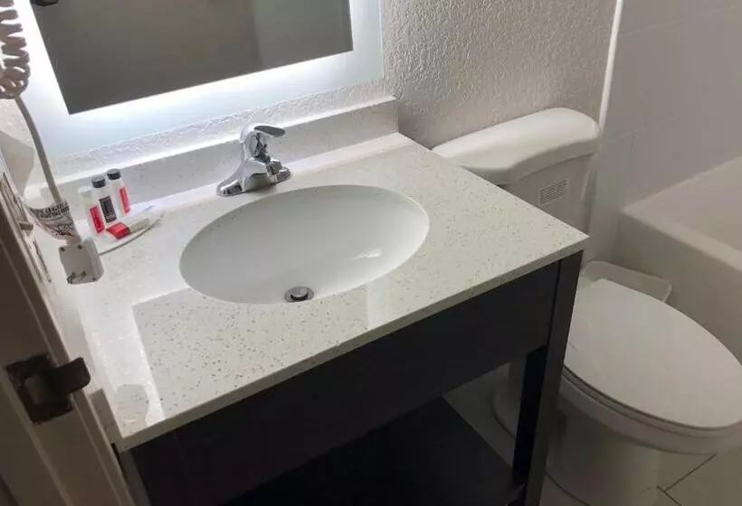 استودیوی استاندارد, Red Lion Inn & Suites Elk Grove Village