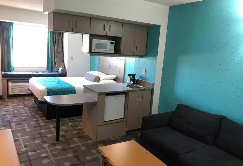 استودیوی استاندارد, Red Lion Inn & Suites Elk Grove Village