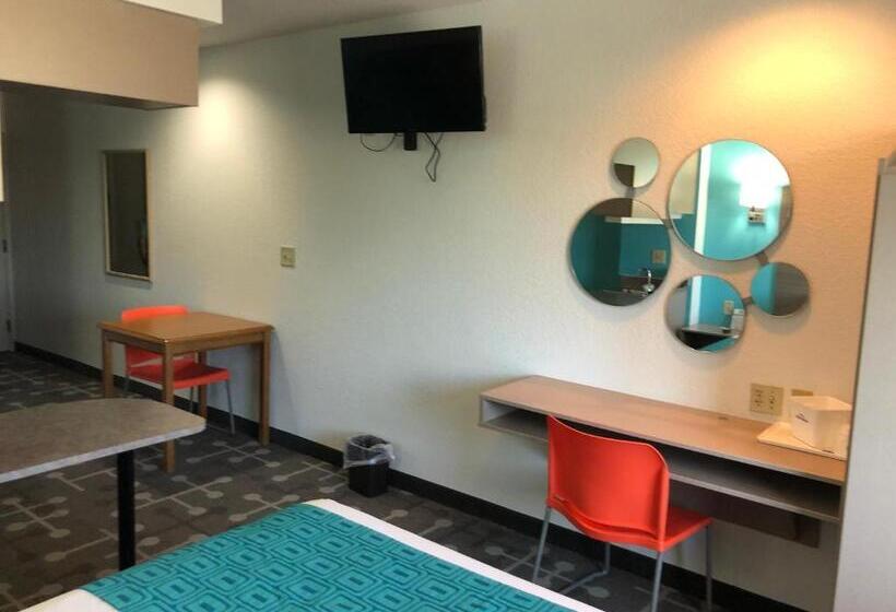 استودیوی استاندارد, Red Lion Inn & Suites Elk Grove Village