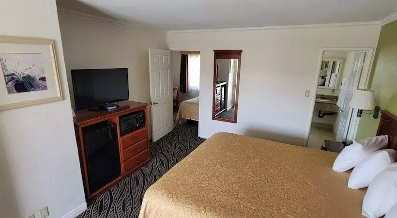 سوییت جونیور, Redondo Inn And Suites