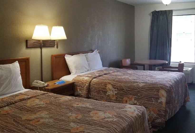 Номер Стандарт 2 Двуспальные Кровати, Travelers Inn & Suites