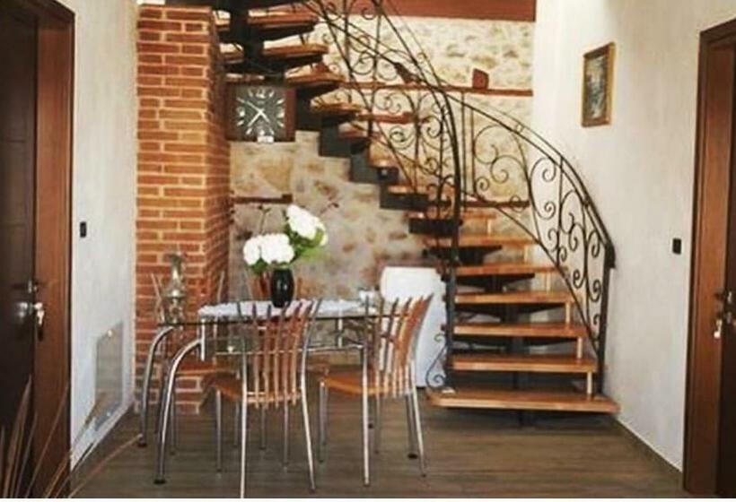 חדר קומפורט לשלושה, Vila Ilo