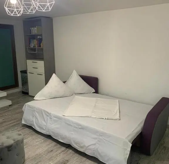 اتاق لوکس خانوادگی, Pensiunea Cassandra