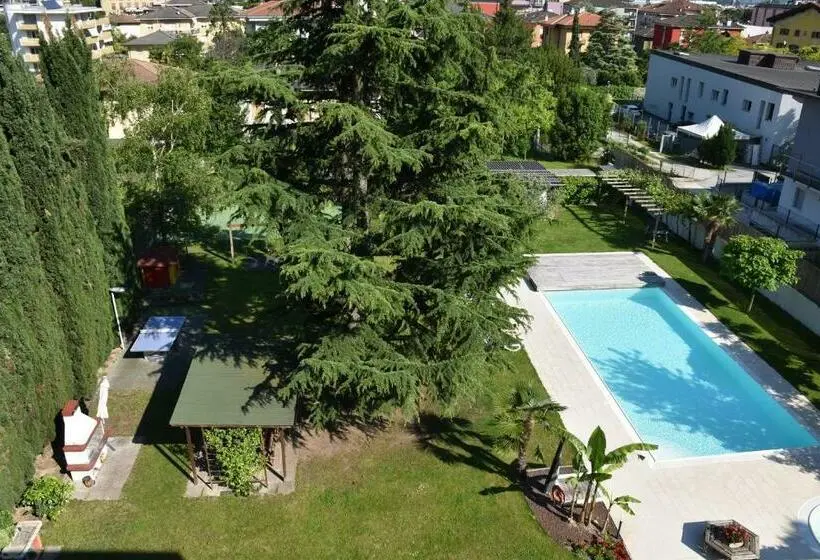 استودیوی استاندارد, Villa Dina