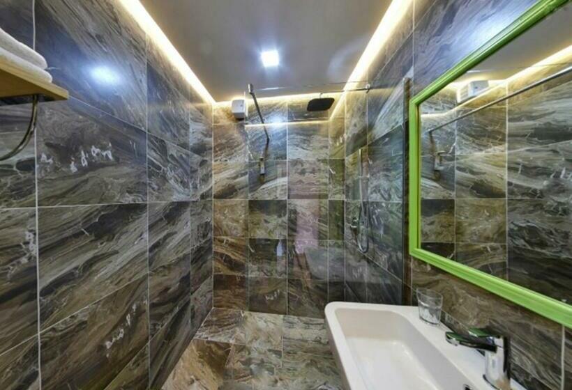 Deluxe Room, Vivi La Vita